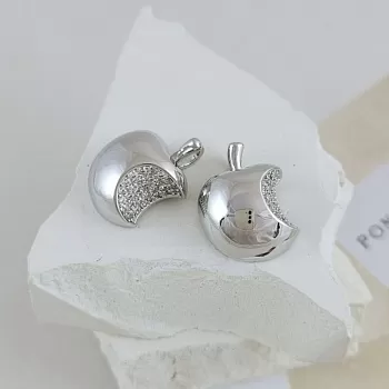 УЦЕНКА Подвеска откусанное яблоко 18.2x13.4х7.4 мм с фианитами, родиевое покрытие (9609-Р-УЦ) УЦЕНКА Подвеска откусанное яблоко 18.2x13.4х7.4 мм с фианитами, родиевое покрытие (9609-Р-УЦ)