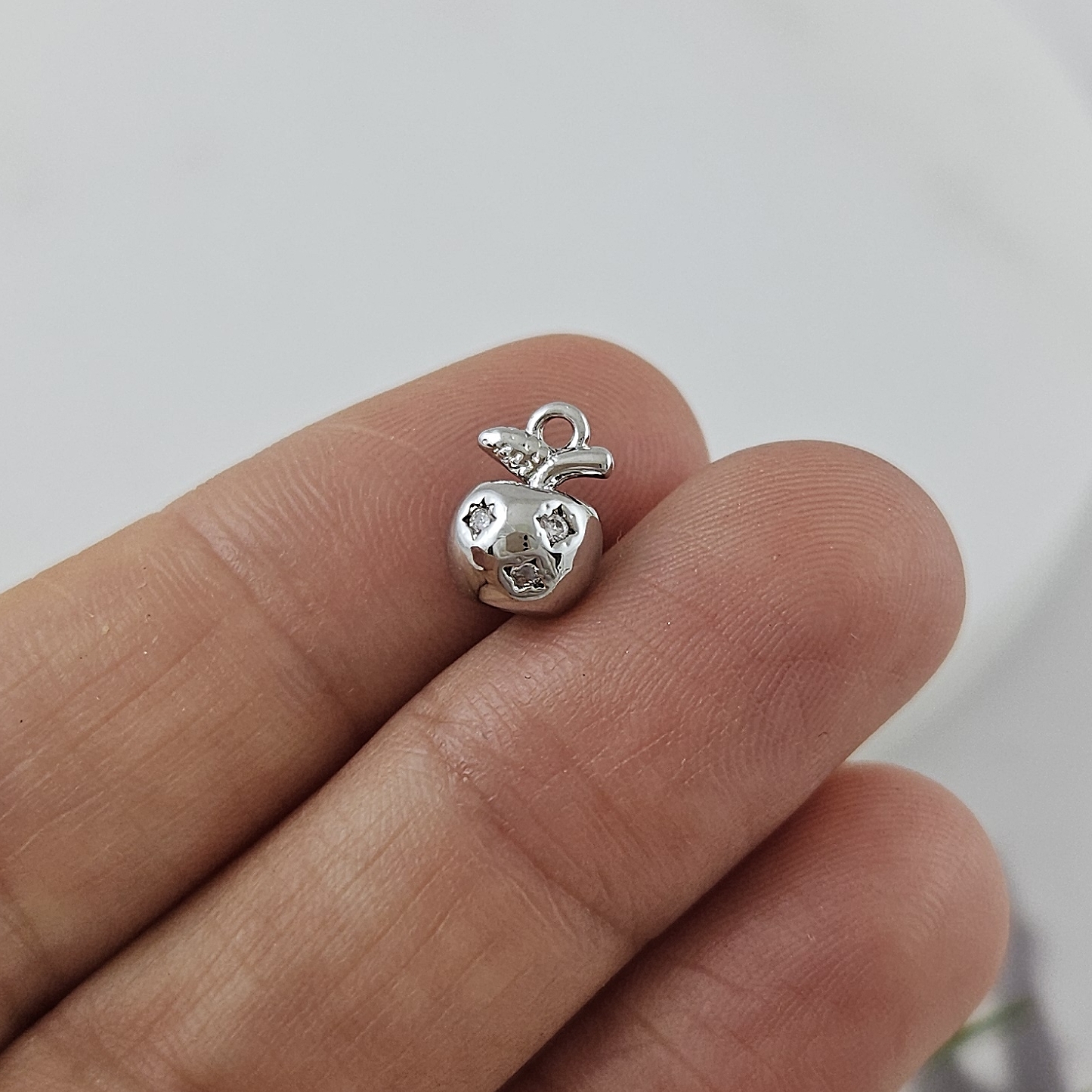 Подвеска Яблоко 9.7x7.1 мм с фианитами, родиевое покрытие (9953-Р) Подвеска Яблоко 9.7x7.1 мм с фианитами, родиевое покрытие (9953-Р)