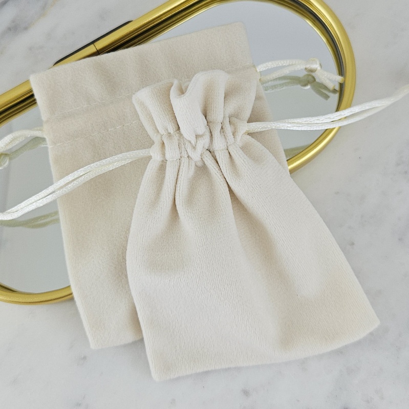 Мешочек бархатный для украшений ок. 9х12 см, цвет молочный (10249-МОЛ) для бижутерии купить с доставкой по России | Интернет-магазин Viva Beads