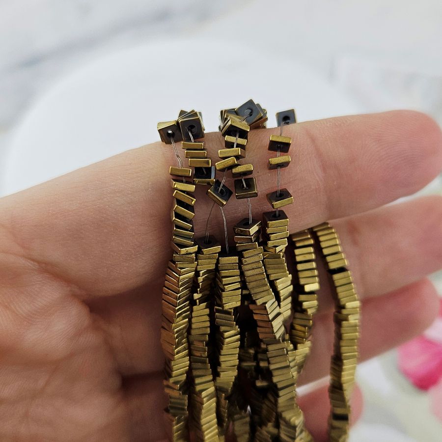 Нить 40 см Гематит, гематин ок. 3х0.9 мм бусины плоский квадрат, цвет античное золото (7896-3) для бижутерии купить с доставкой по России | Интернет‑магазин Viva Beads
