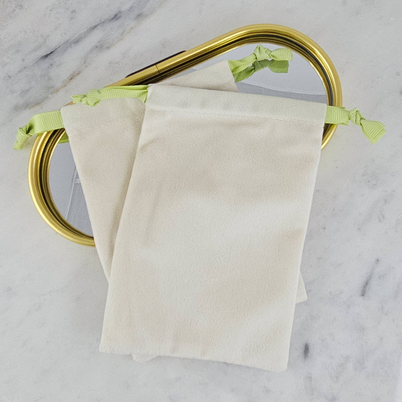 Мешочек бархатный для украшений ок. 10х14 см, цвет молочный (10250-МОЛ) для бижутерии купить с доставкой по России | Интернет-магазин Viva Beads