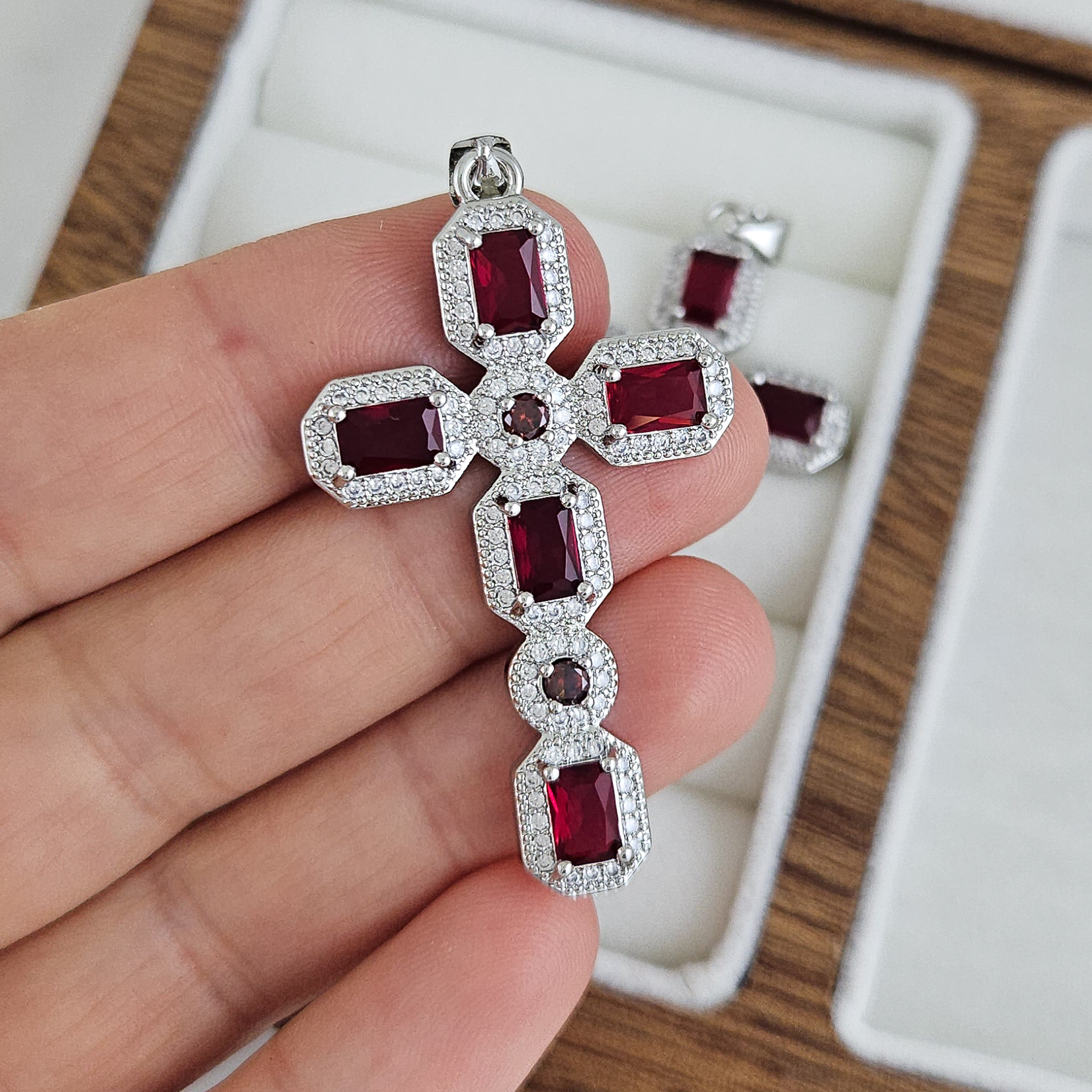 Подвеска Крест с фианитами 45.7х26.2 мм родиевое покрытие, красный (9507-КРАСР) купить с доставкой по России | Интернет-магазин Viva Beads