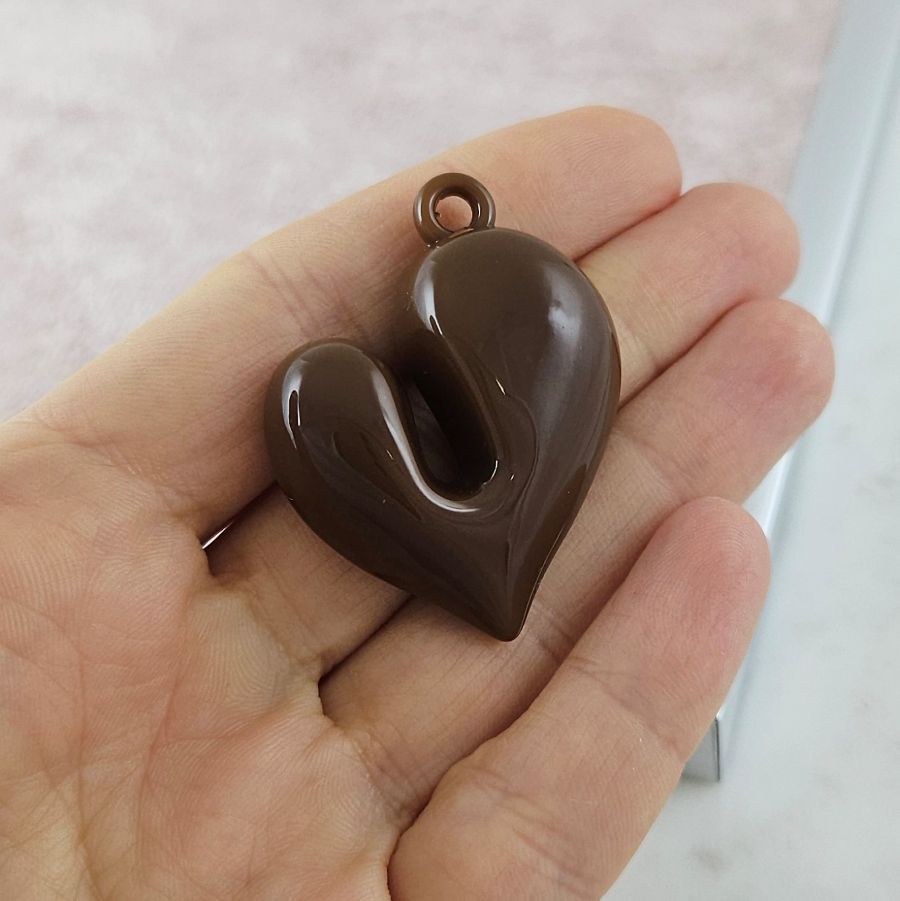 Подвеска Сердце 42x32х10.7 мм коричневый, акрил (10095-КОР) купить с доставкой по России | Интернет-магазин Viva Beads