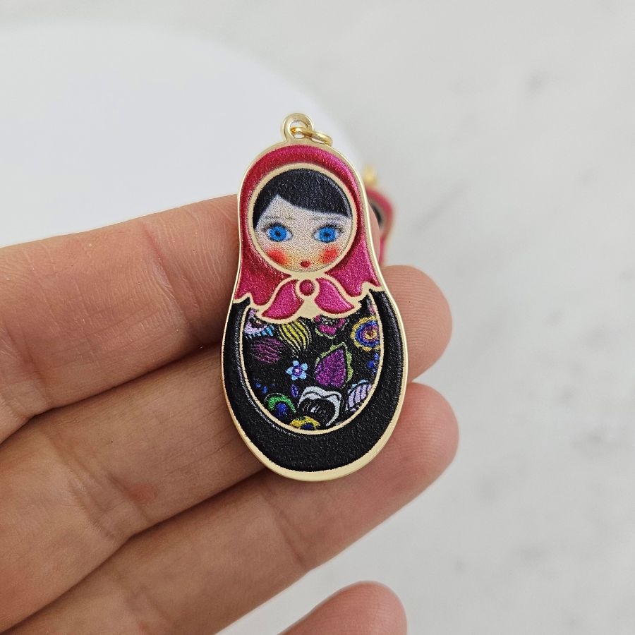 Подвеска Матрешка 38х20 мм с цветной печатью, позолота 14К (10135-З) купить с доставкой по России | Интернет-магазин Viva Beads