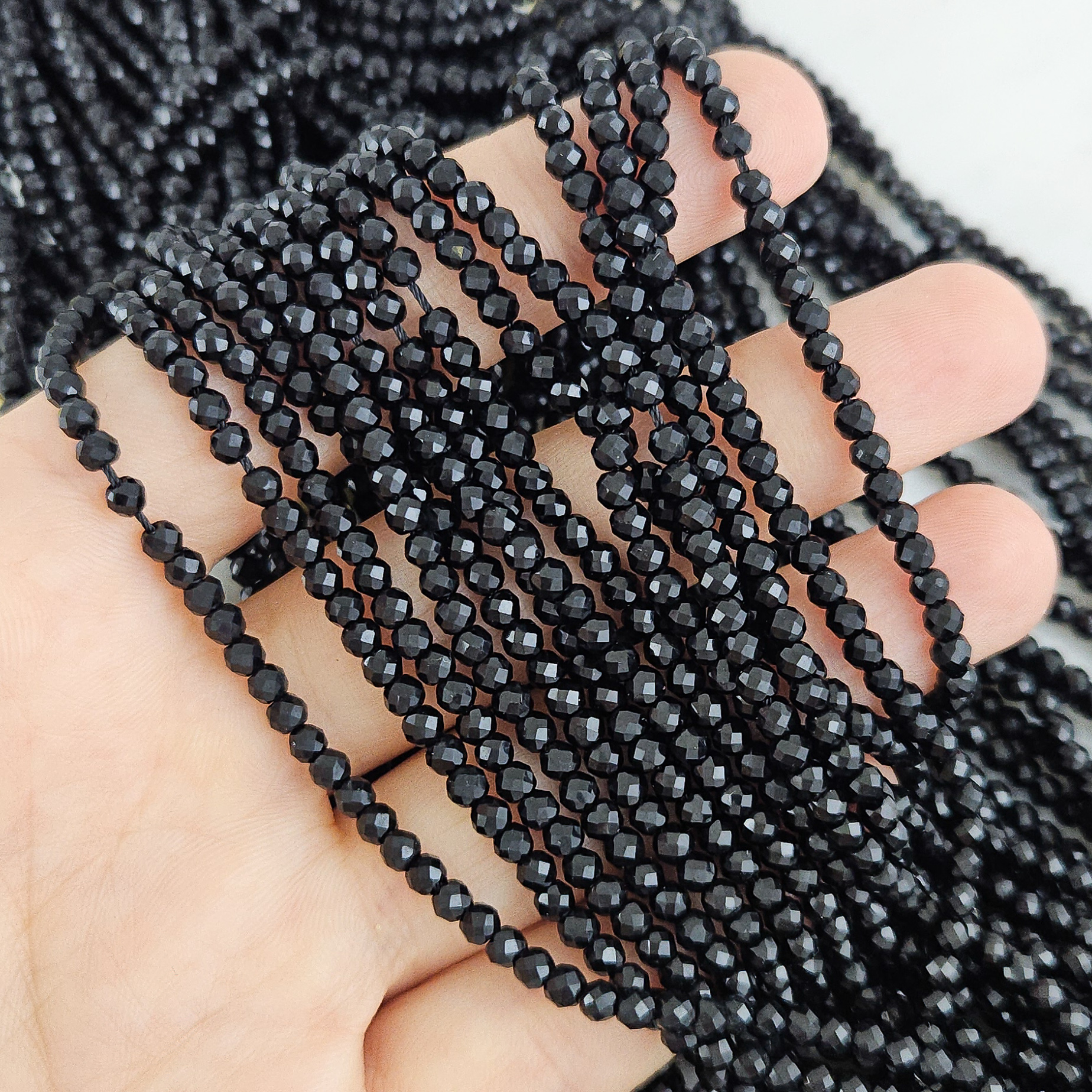 Нить 34 см Бусины стеклянные ок. 3 мм, граненый шар, черный (10256-3) купить с доставкой по России | Интернет-магазин Viva Beads