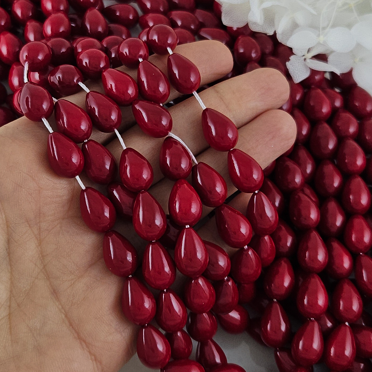 Нить 40 см Жемчуг майорка ок. 9х13 мм бусина гладкая капля, темно-красный (9742-ТКРАС) купить с доставкой по России | Интернет-магазин Viva Beads