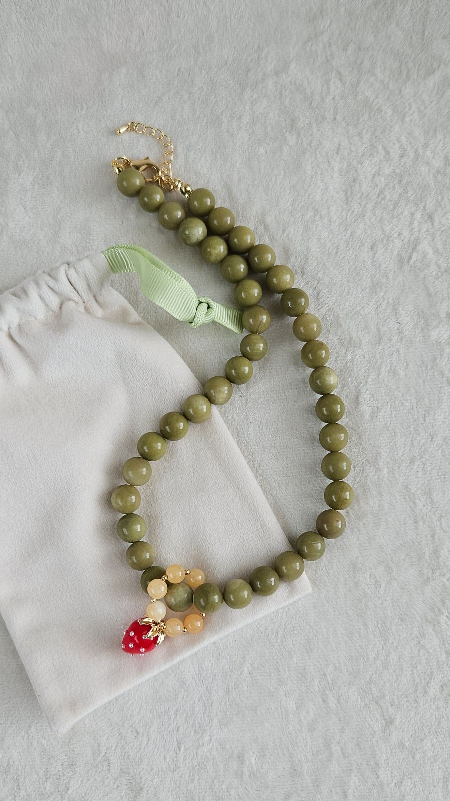 Колье из агата Авокадо с бейлом-кольцом и подвеской Клубникой, набор материалов (НАБОР-87)