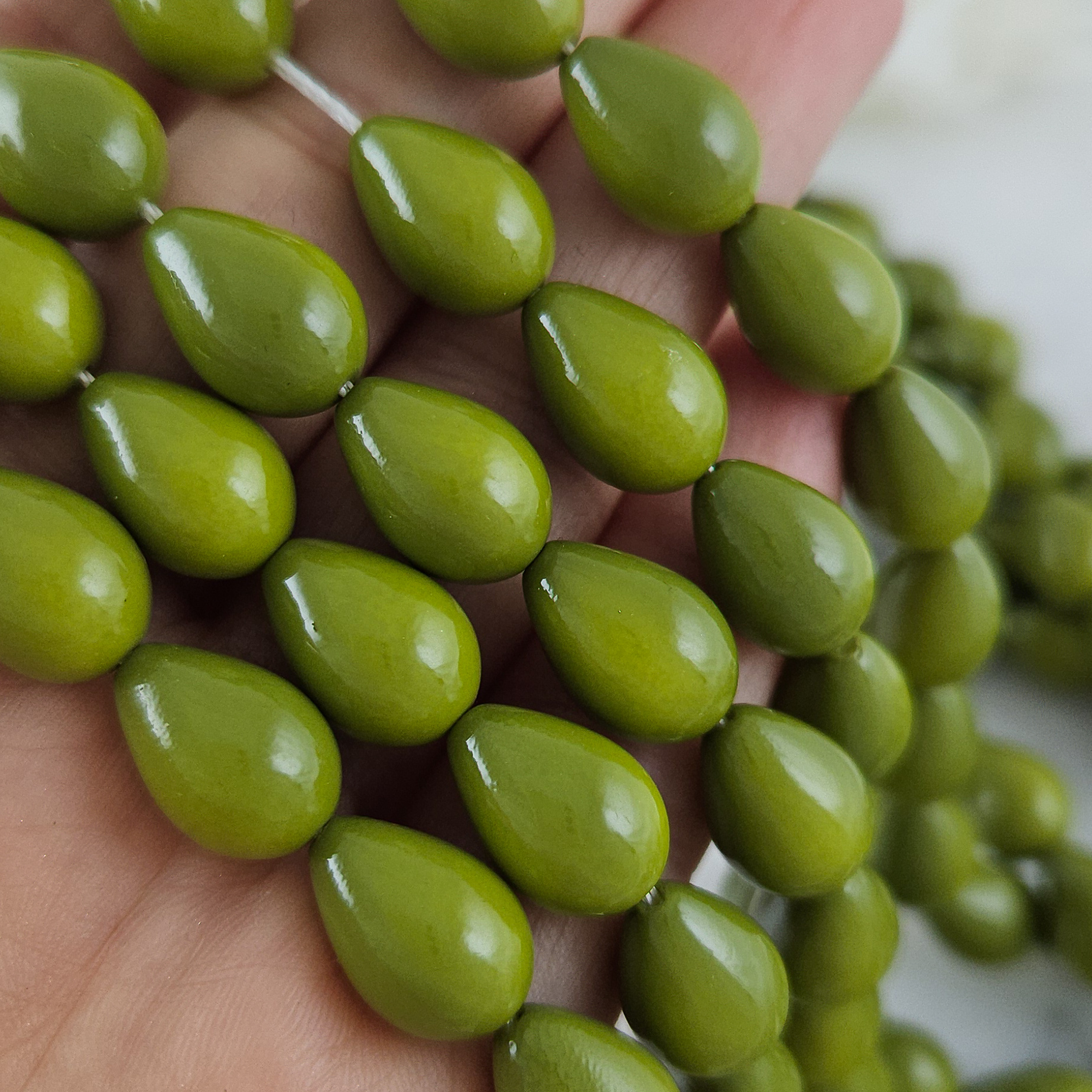 Нить 40 см Жемчуг майорка ок. 9х13 мм бусина гладкая капля, ярко-оливковый (9742-ЯОЛИВ) купить с доставкой по России | Интернет-магазин Viva Beads