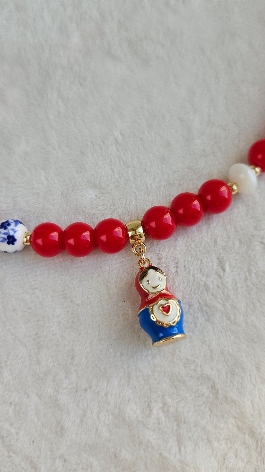 Колье в русском стиле с Матрешкой - красные бусины, перламутр, керамика Гжель, набор материалов (НАБОР-84)