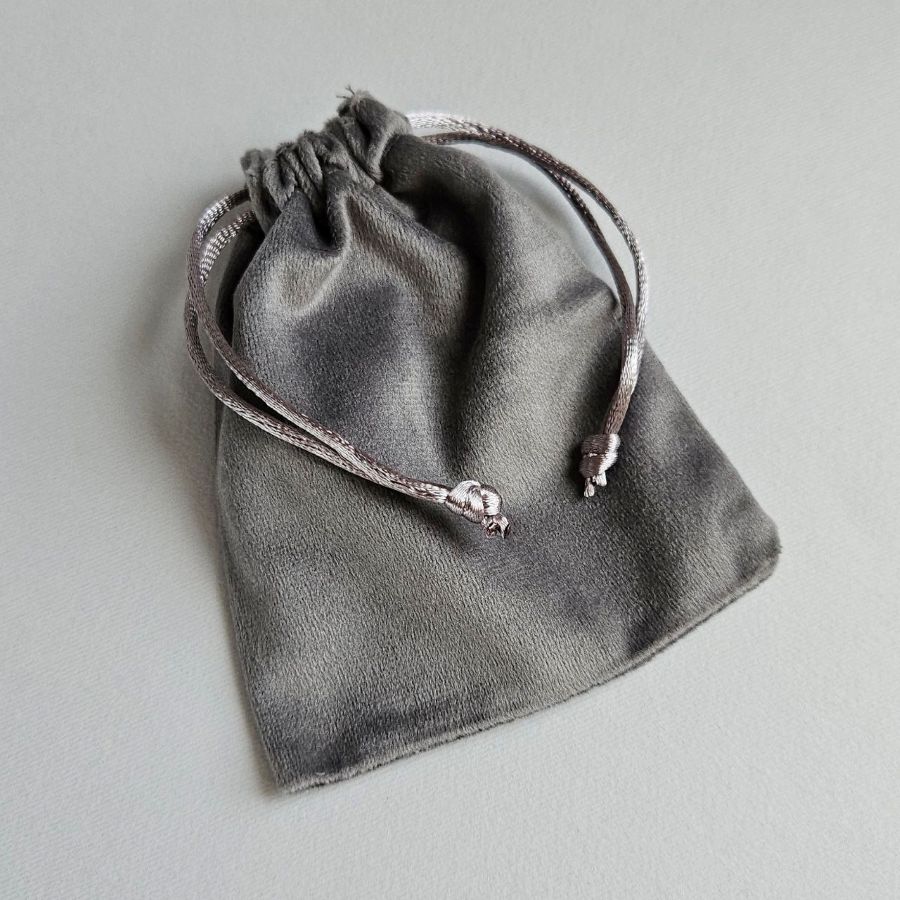 Мешочек бархатный ок. 11.8x10 см , цвет темно-серый (7477-ТС) для бижутерии купить с доставкой по России | Интернет-магазин Viva Beads