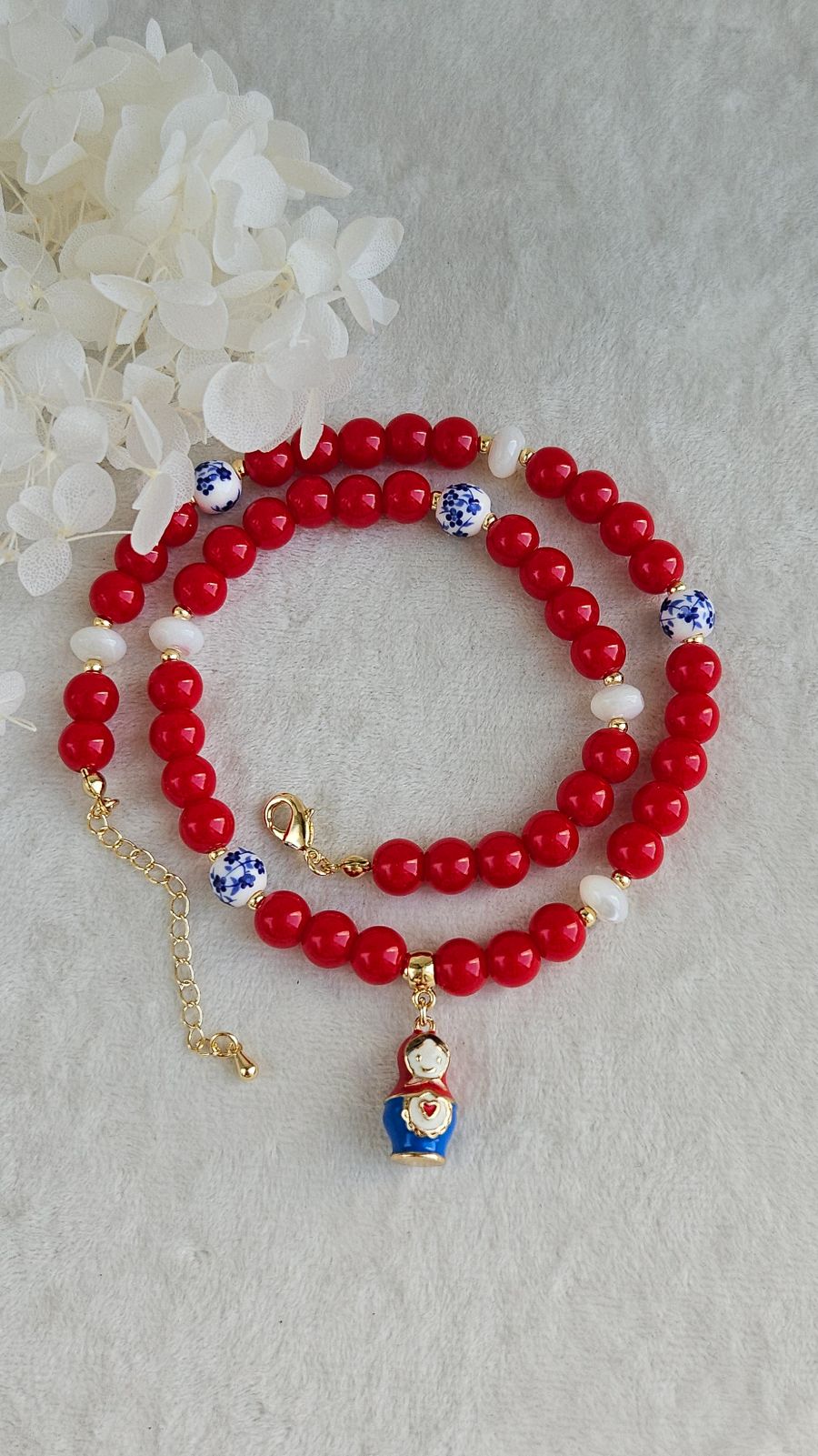 Колье в русском стиле с Матрешкой - красные бусины, перламутр, керамика Гжель, набор материалов (НАБОР-84)