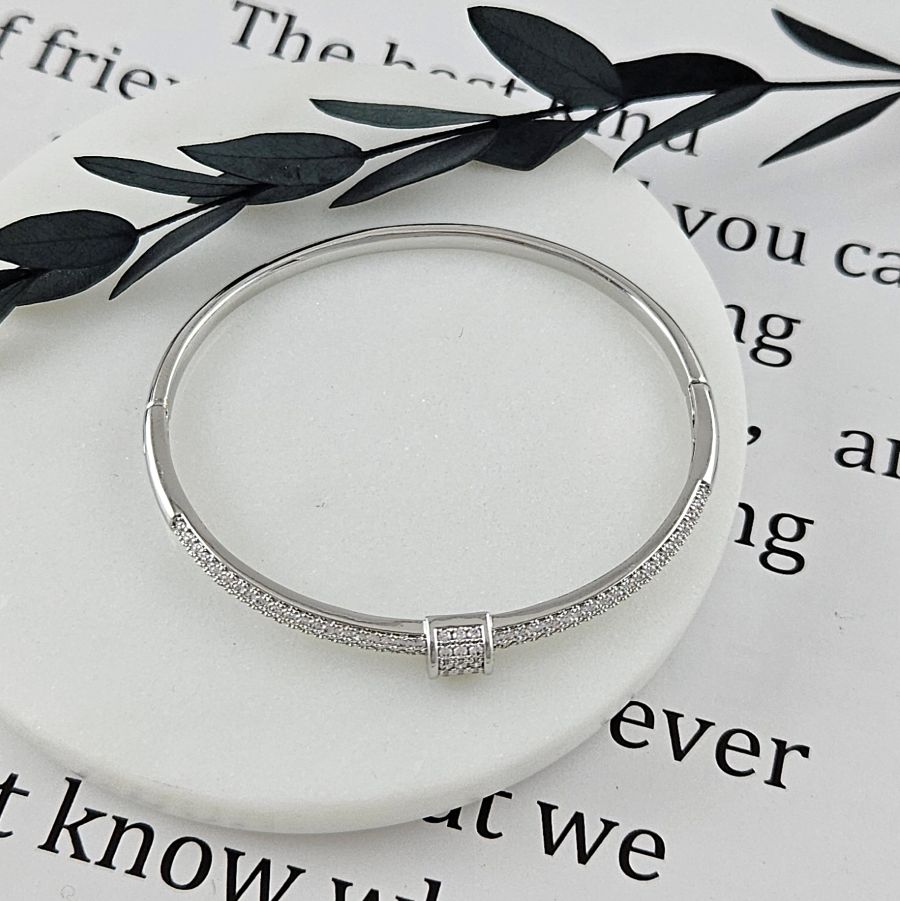 Браслет жесткий 65х55х4 мм с фианитами, родиевое покрытие (10037-Р) купить с доставкой по России | Интернет-магазин Viva Beads