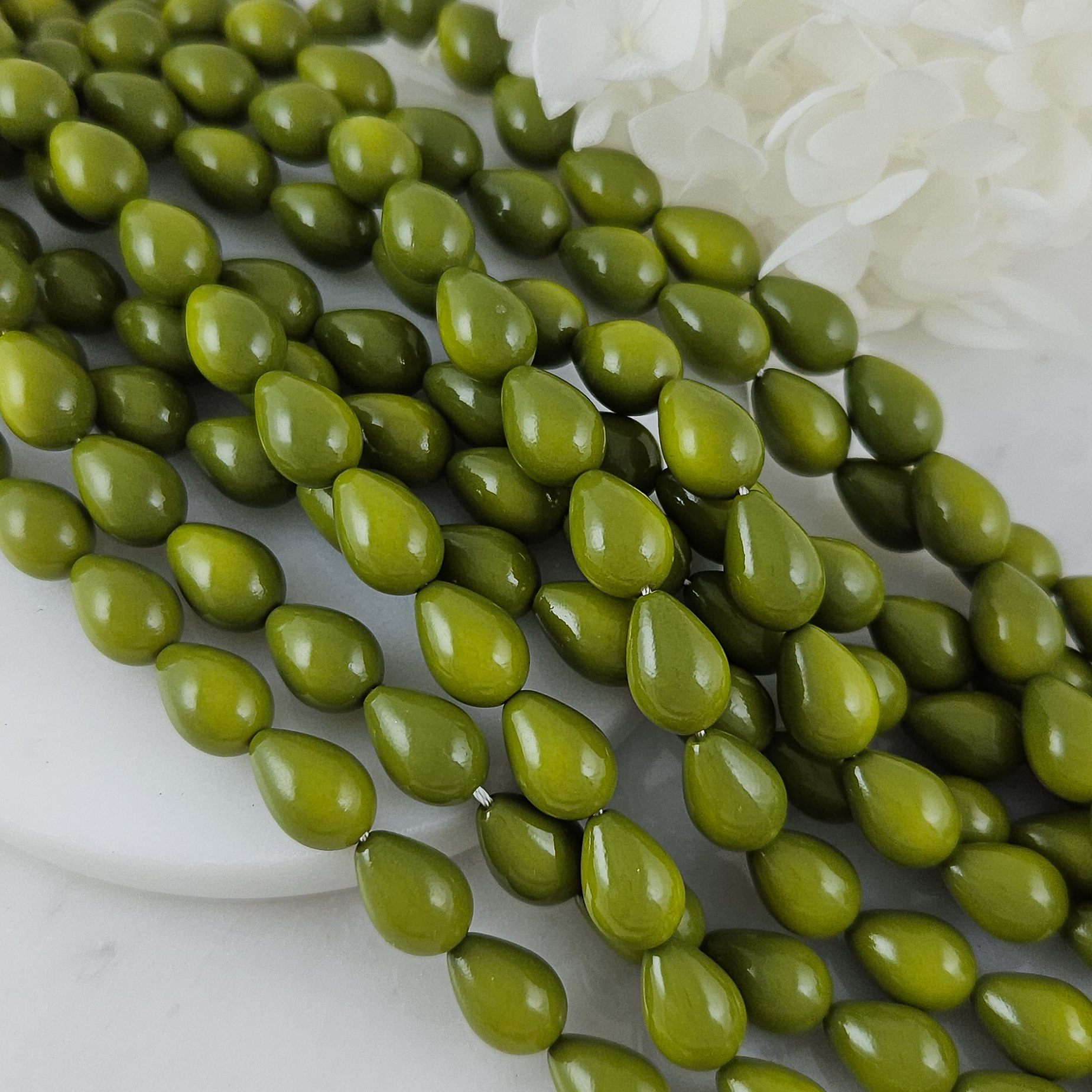 Нить 40 см Жемчуг майорка ок. 9х13 мм бусина гладкая капля, ярко-оливковый (9742-ЯОЛИВ) купить с доставкой по России | Интернет-магазин Viva Beads