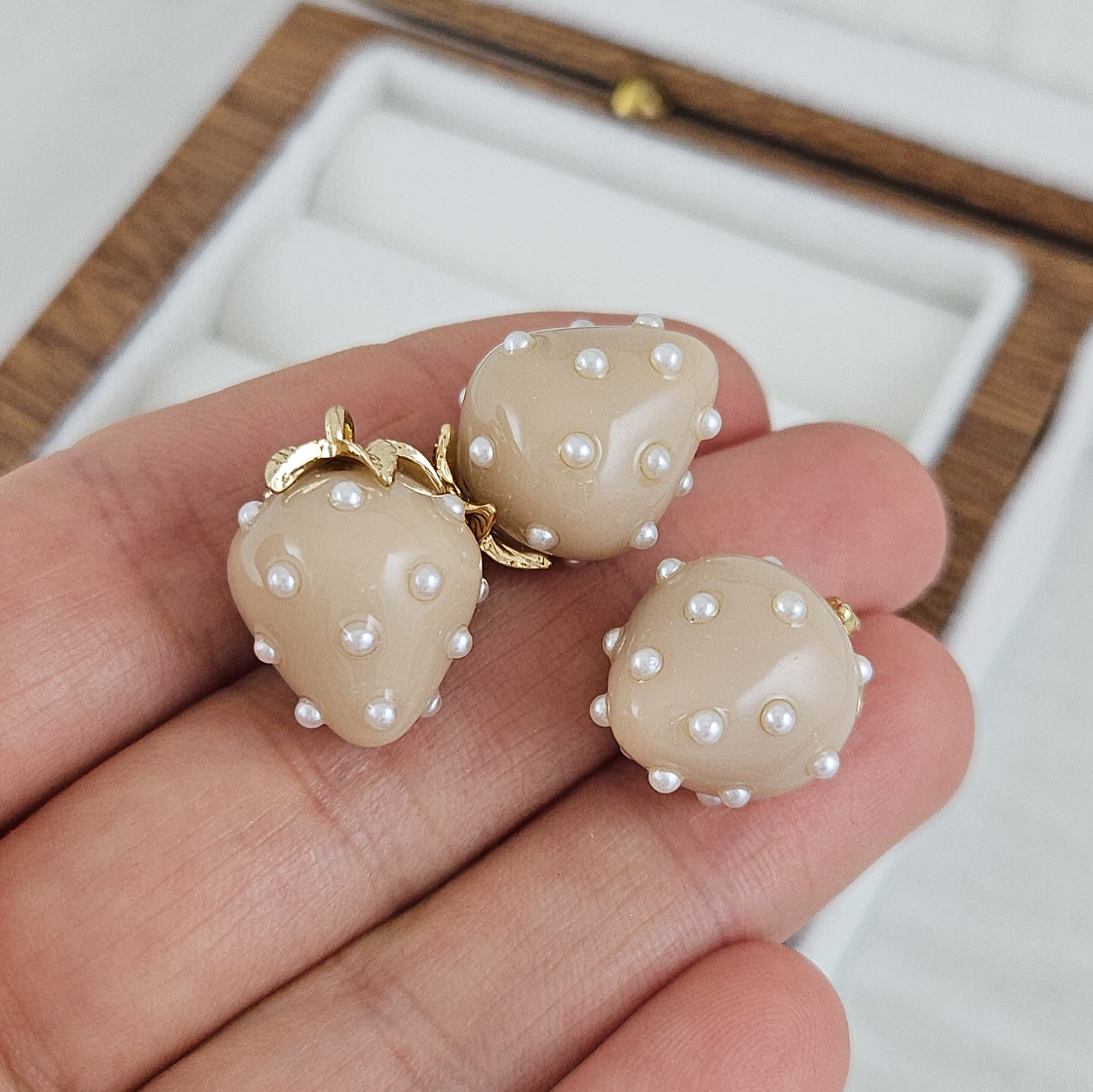 Подвеска Клубника 18.7х13.7мм акрил, бежевый, позолота 14К (10228-З-БЕЖ) купить с доставкой по России | Интернет-магазин Viva Beads