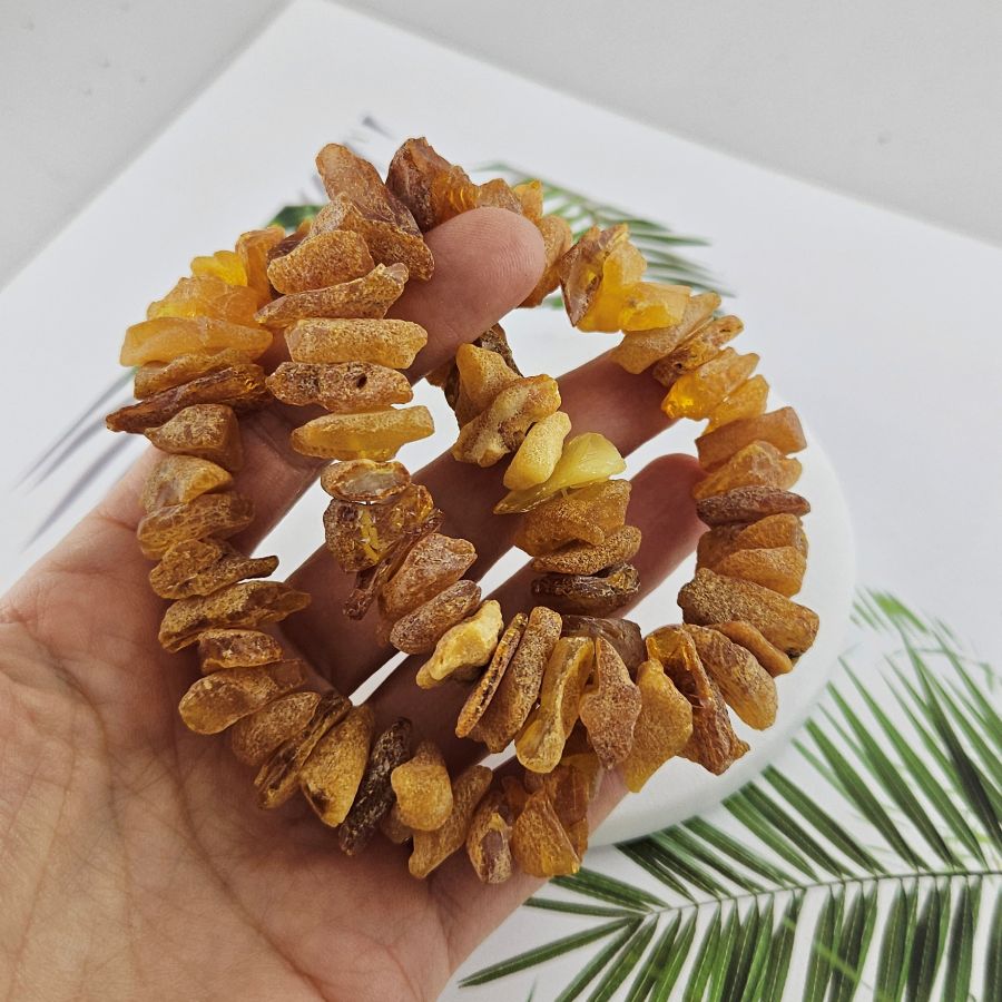 Лечебный браслет из натурального нешлифованного янтаря 20 см, кусочки 13-20х5-6 мм (10013-1)