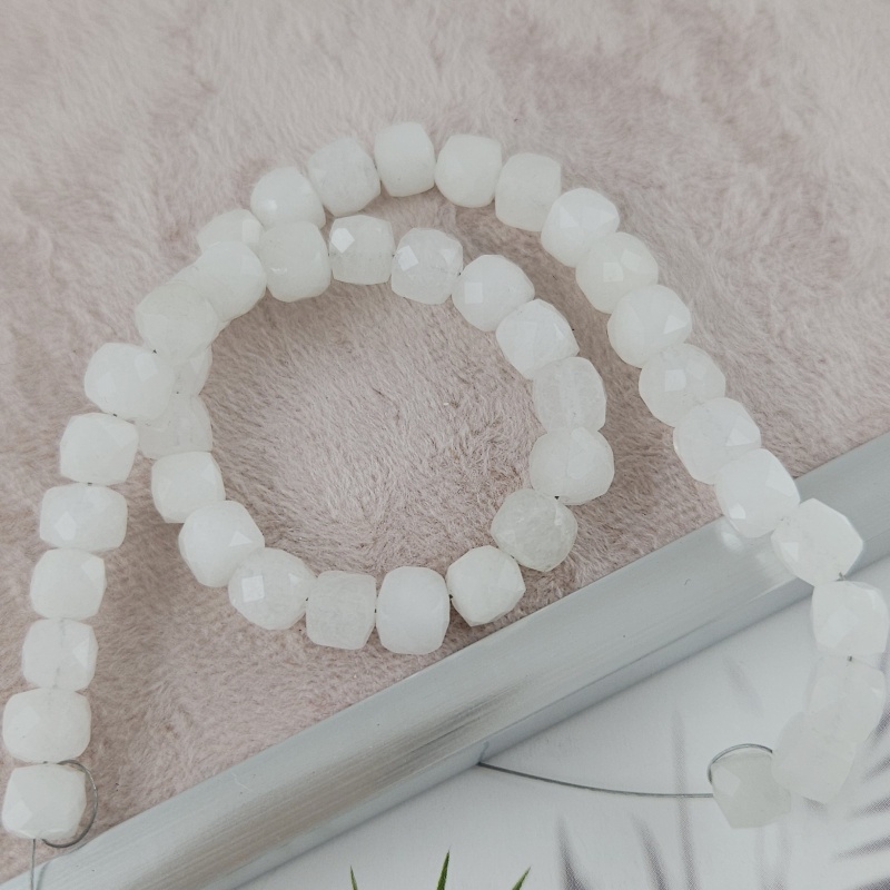 УЦЕНКА Нить Жадеит бусина граненый куб ок. 6.5-7 мм белый (9069-БЕЛ-УЦ) купить в Воронеже | Заказать в интернет-магазине Viva Beads
