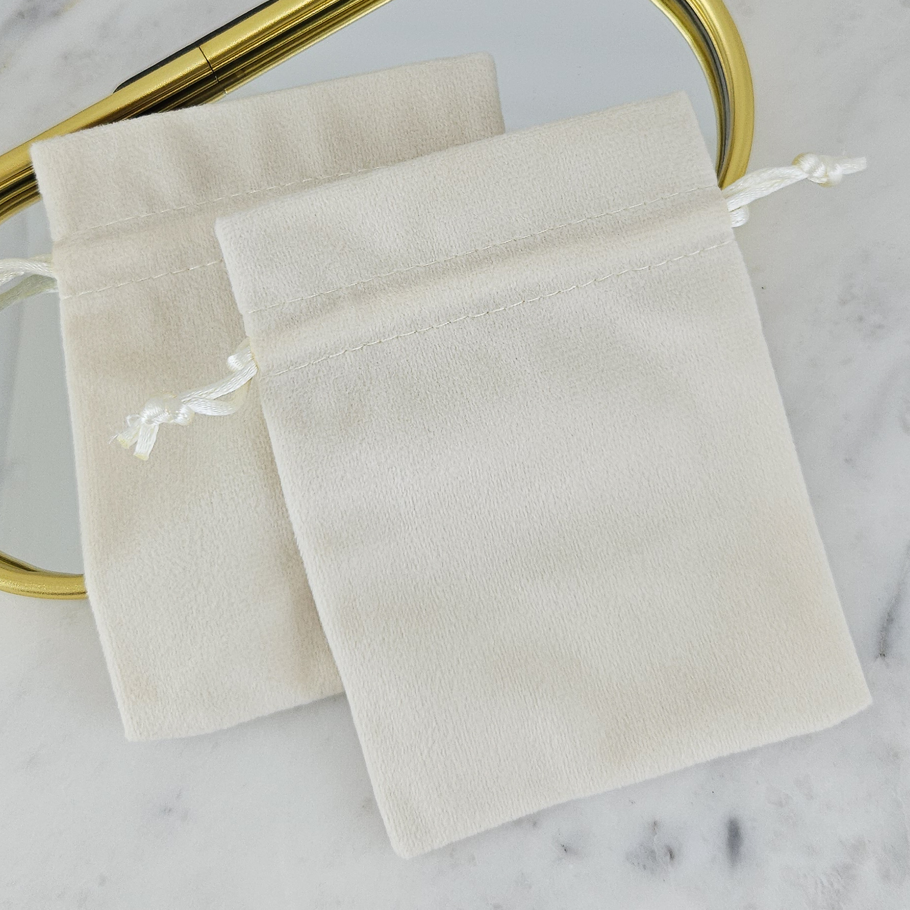 Мешочек бархатный для украшений ок. 9х12 см, цвет молочный (10249-МОЛ) для бижутерии купить с доставкой по России | Интернет-магазин Viva Beads