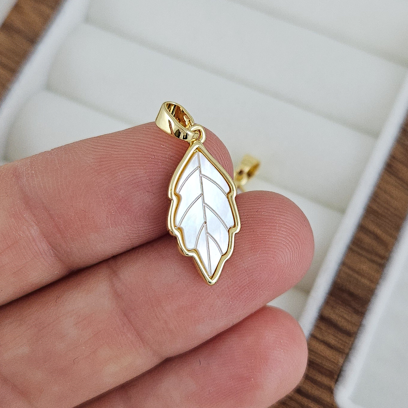 Подвеска кулон Лист 19x8.8х1.7 мм м перламутром, позолота 14К (10235-З) купить с доставкой по России | Интернет-магазин Viva Beads