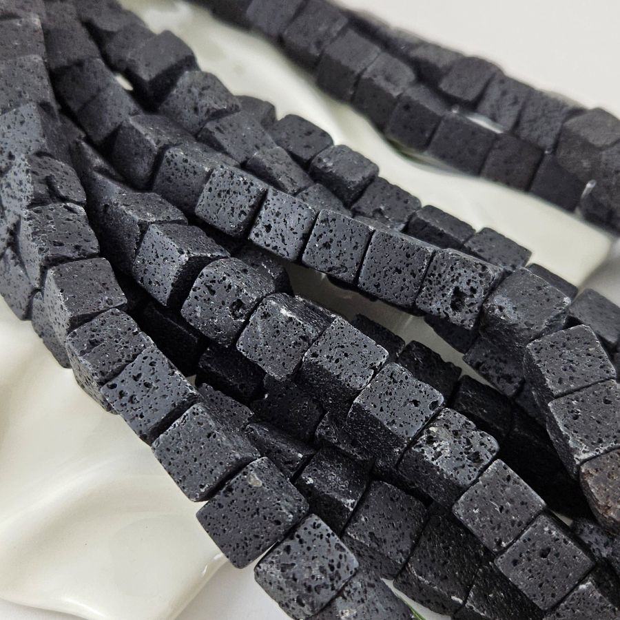 Нить 19 см Лава натуральная бусины куб ок. 10-11 мм черный (4559-10) купить в Воронеже | Заказать в интернет-магазине Viva Beads

