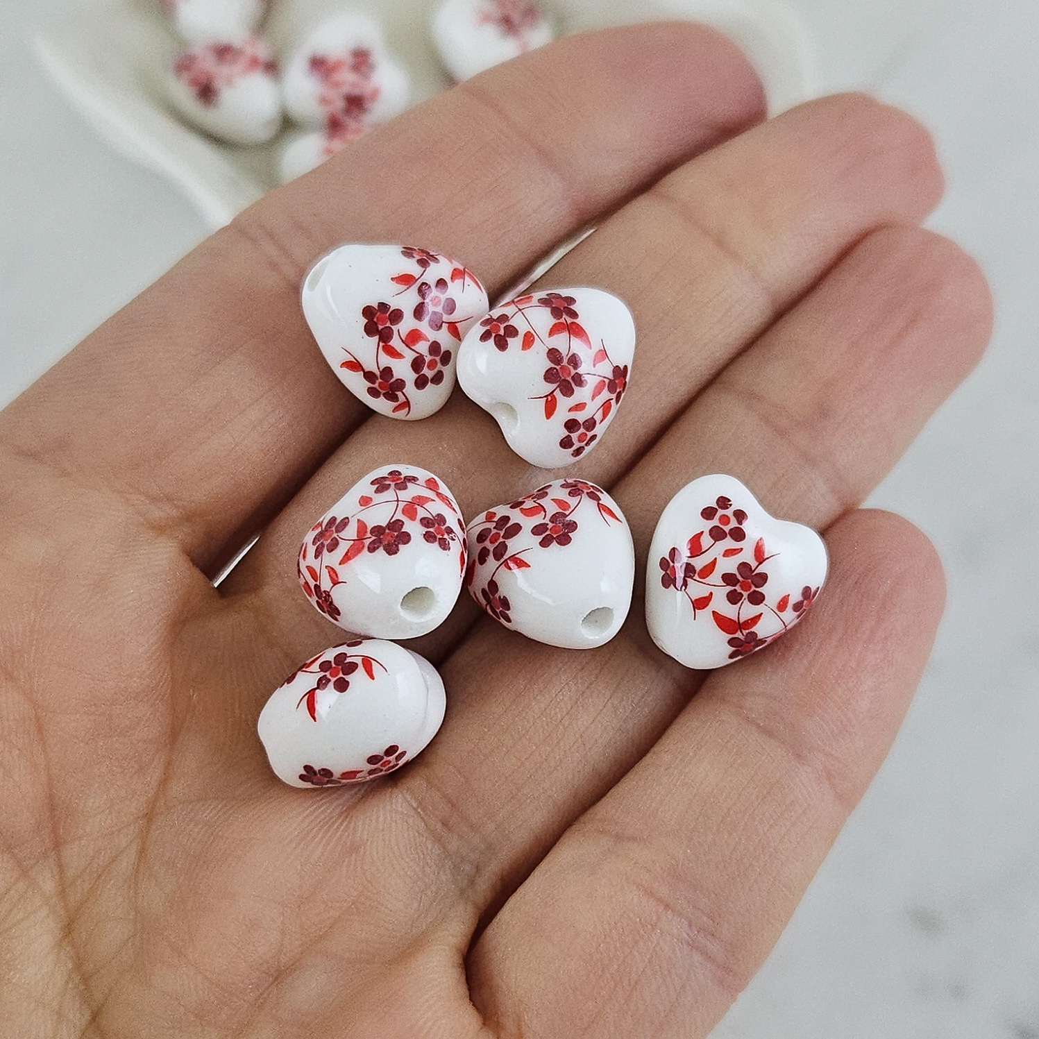 1 шт. Бусина Сердце ок. 12х12х9.2 мм белый с красными цветами, керамика (9836-К) купить с доставкой по России | Интернет-магазин Viva Beads