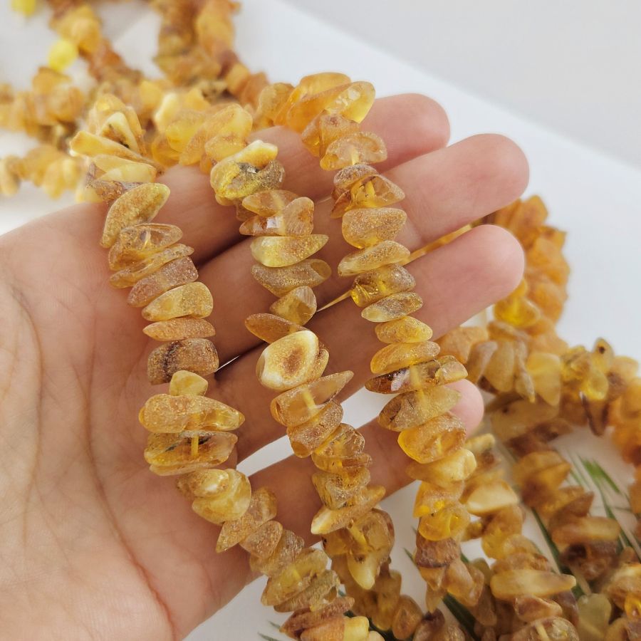 10 см Бусины из натурального нешлифованного янтаря чипсы 11-16х3-5 мм (10017) купить в Воронеже | Заказать в интернет-магазине Viva Beads
