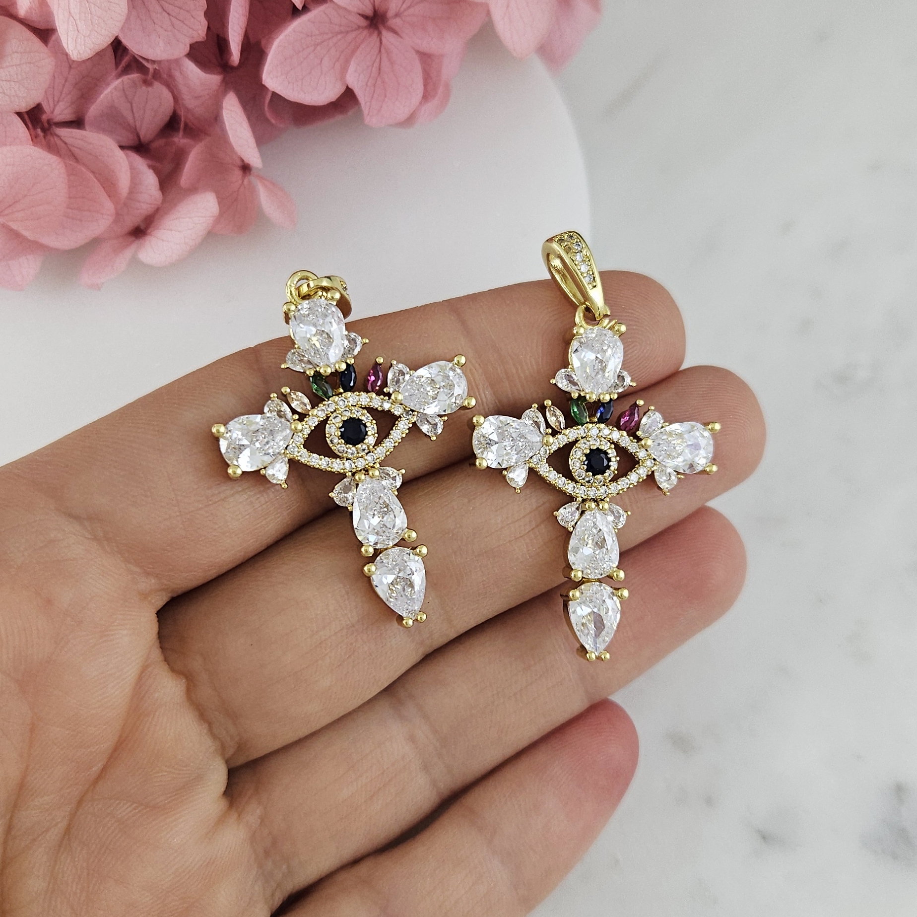 Подвеска Крест 35х25х4 мм с цветными фианитами, позолота 18К (10206-З) купить с доставкой по России | Интернет-магазин Viva Beads