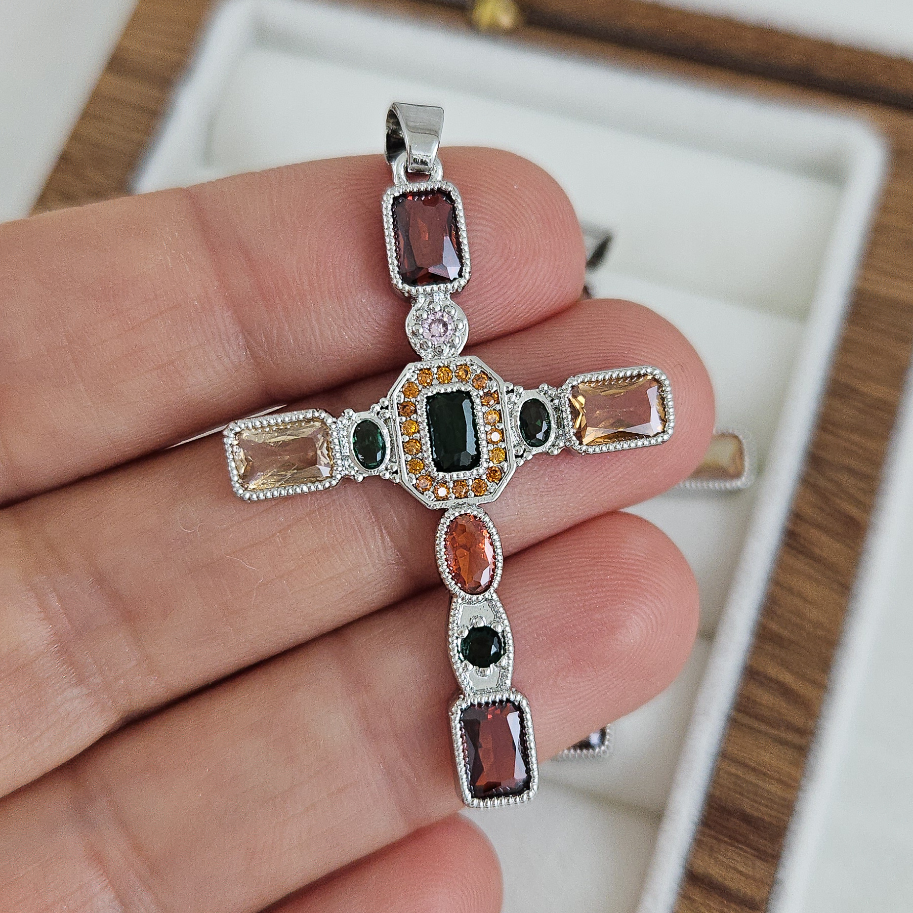 Подвеска Крест с цветными фианитами 40.8x27.4 мм, родиевое покрытие (10247-ЦВР) купить с доставкой по России | Интернет-магазин Viva Beads