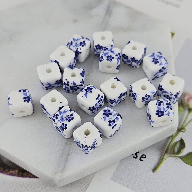 УЦЕНКА 1 шт. Бусина куб ок. 8 мм белый с синими цветами, керамика (9837-УЦ)