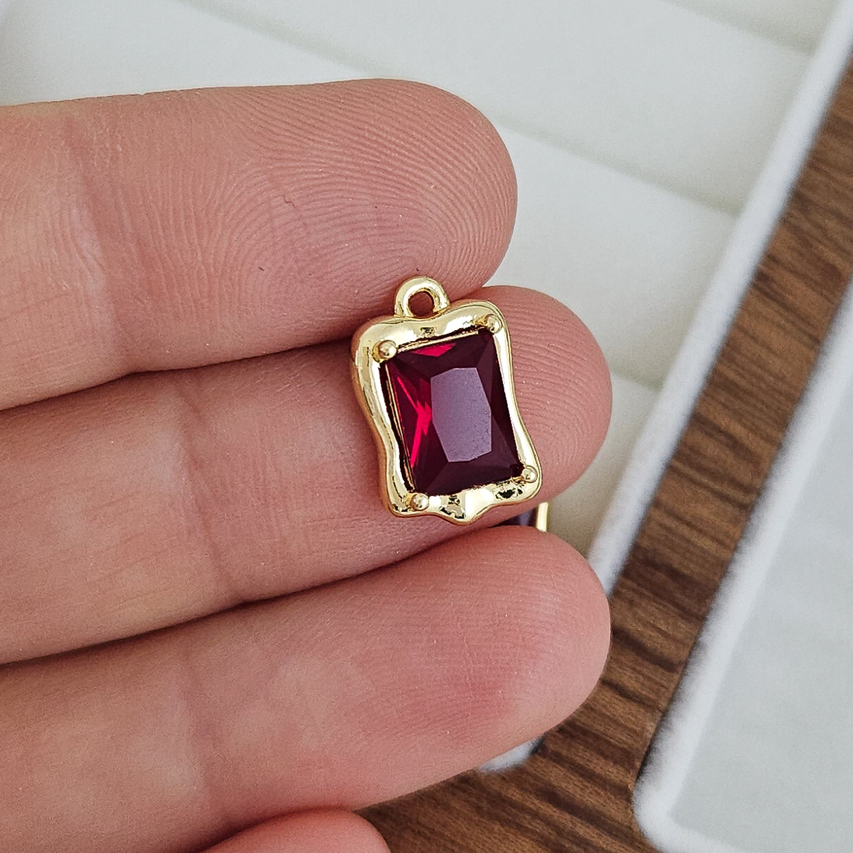 Подвеска с ювелирным стеклом 13.7х9 мм красный, позолота 14К (8738-КЗ) купить с доставкой по России | Интернет-магазин Viva Beads