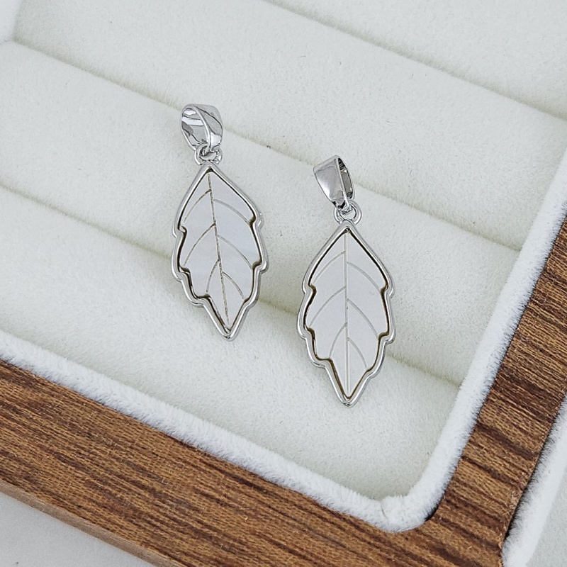 Подвеска кулон Лист 19x8.8х1.7 мм м перламутром, родиевое покрытие (10235-Р) купить с доставкой по России | Интернет-магазин Viva Beads