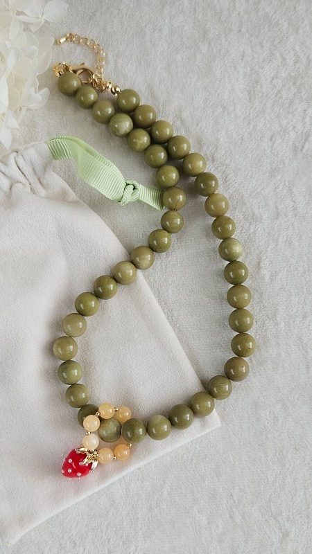 Колье из агата Авокадо с бейлом-кольцом и подвеской Клубникой, набор материалов (НАБОР-87)