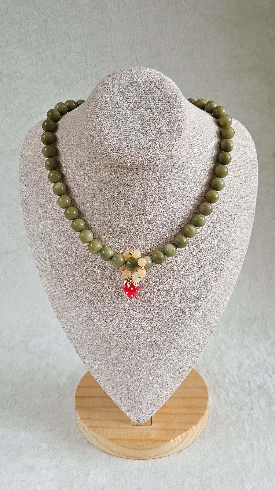 Колье из агата Авокадо с бейлом-кольцом и подвеской Клубникой, набор материалов (НАБОР-87)