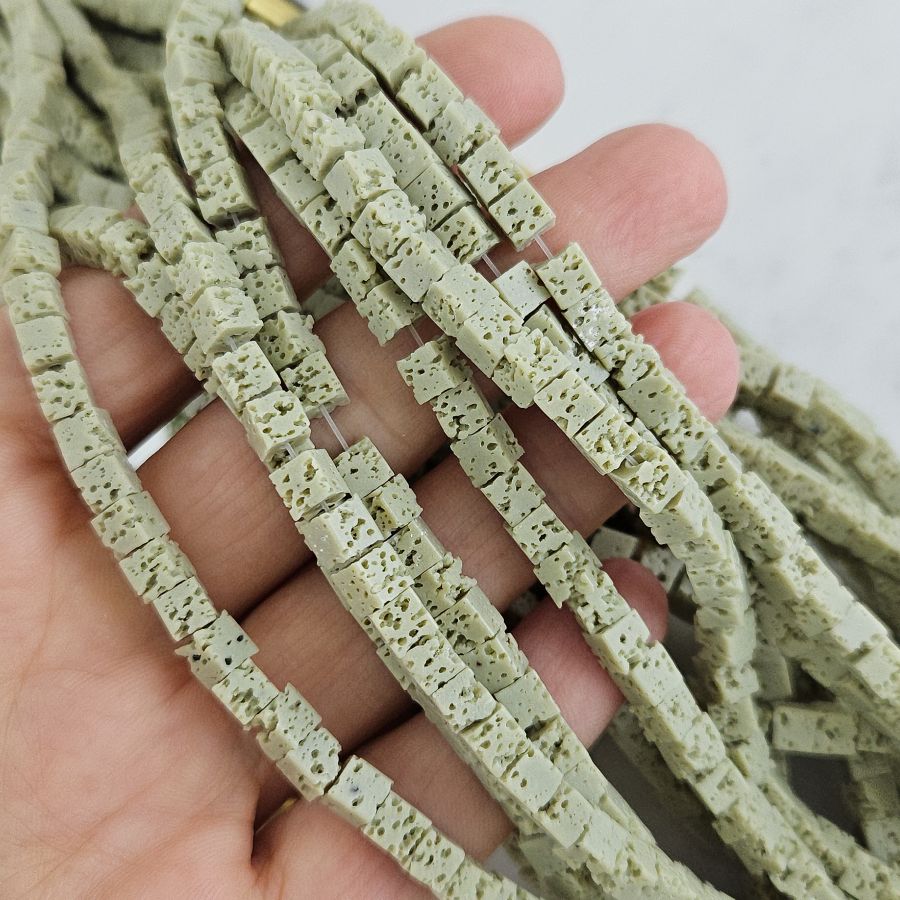 Нить 18 см Лава натуральная ок. 4 мм, бусины куб, оливковый (10277-4) для бижутерии купить с доставкой по России | Интернет‑магазин Viva Beads
