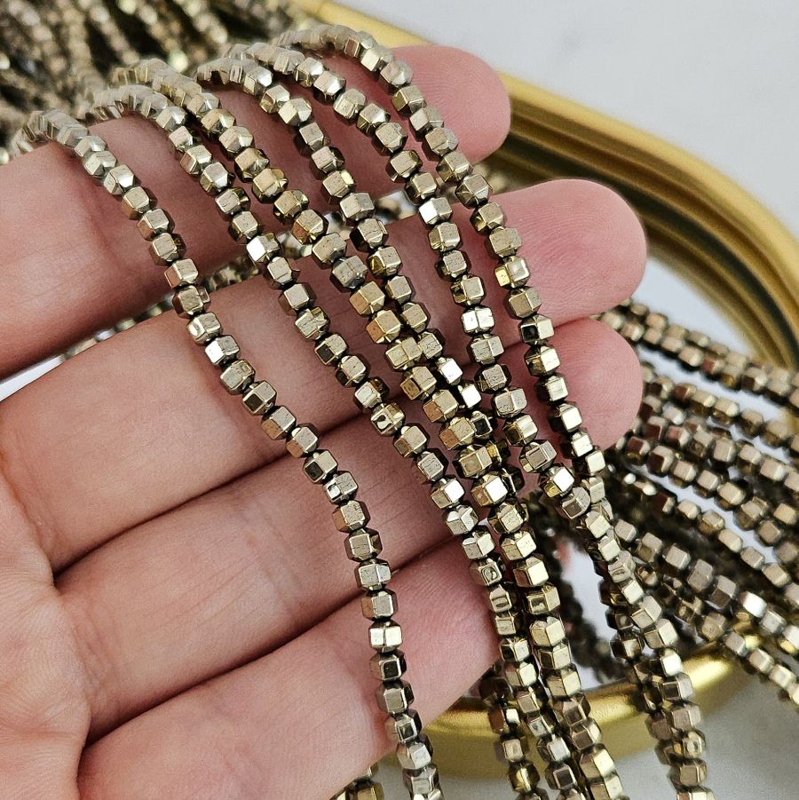 Нить 39 см Гематит, гематин 3 мм многогранник, цвет латуни (7626-ЛАТ) для бижутерии купить с доставкой по России | Интернет‑магазин Viva Beads
