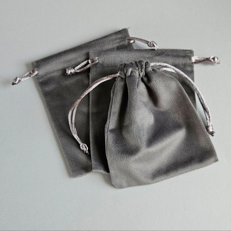 Мешочек бархатный ок. 11.8x10 см , цвет темно-серый (7477-ТС) для бижутерии купить с доставкой по России | Интернет-магазин Viva Beads
