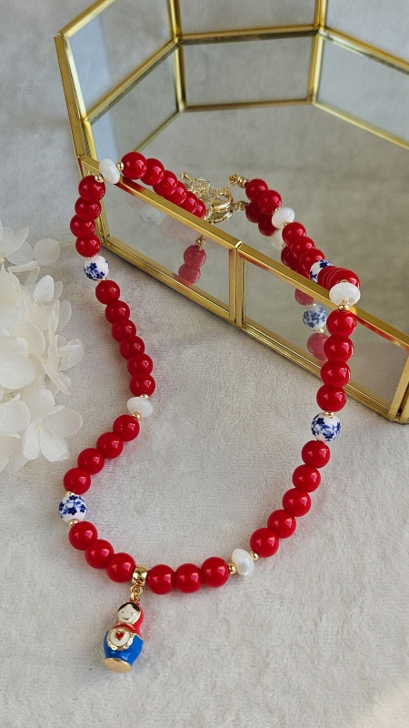 Колье в русском стиле с Матрешкой - красные бусины, перламутр, керамика Гжель, набор материалов (НАБОР-84)
