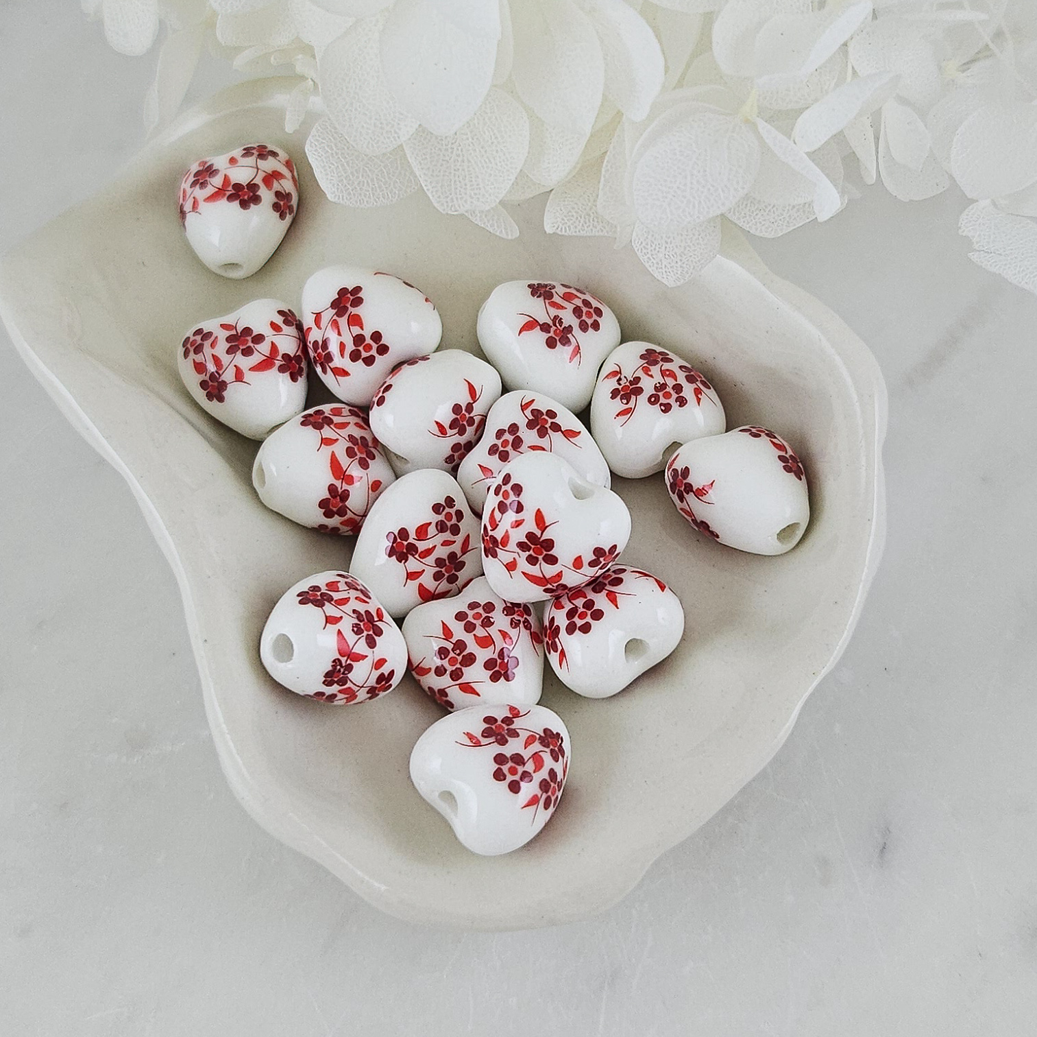 1 шт. Бусина Сердце ок. 12х12х9.2 мм белый с красными цветами, керамика (9836-К) купить с доставкой по России | Интернет-магазин Viva Beads