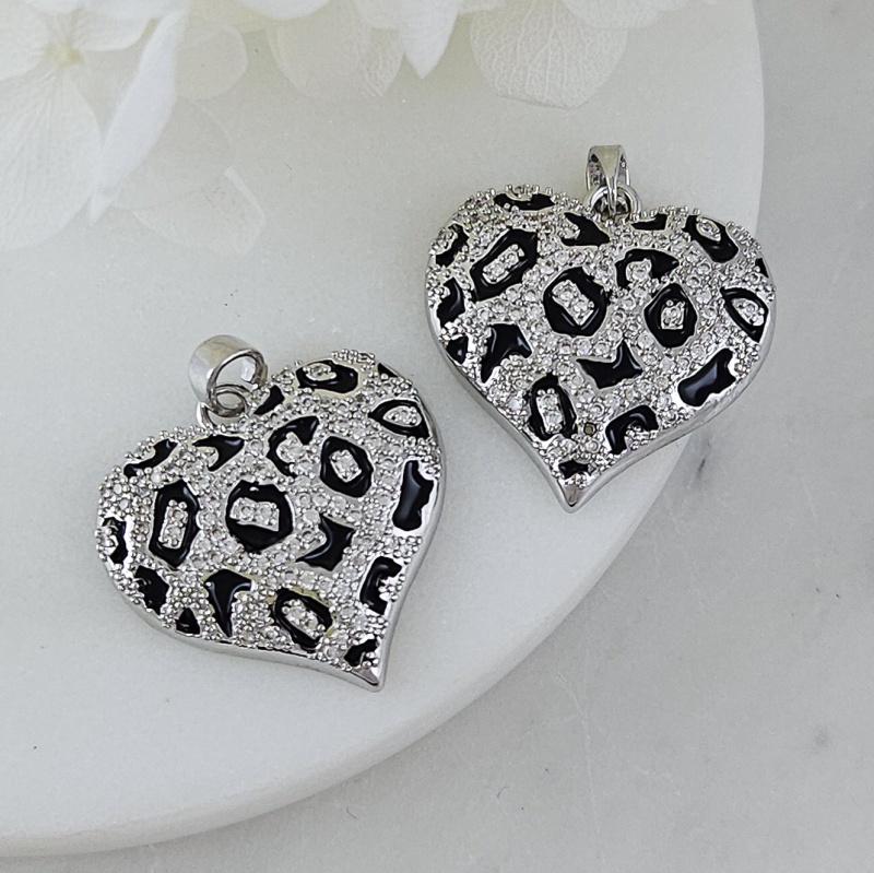 Подвеска Сердце 22.5х23 мм с фианитами и эмалью, родиевое покрытие (9091-Р) купить с доставкой по России | Интернет-магазин Viva Beads