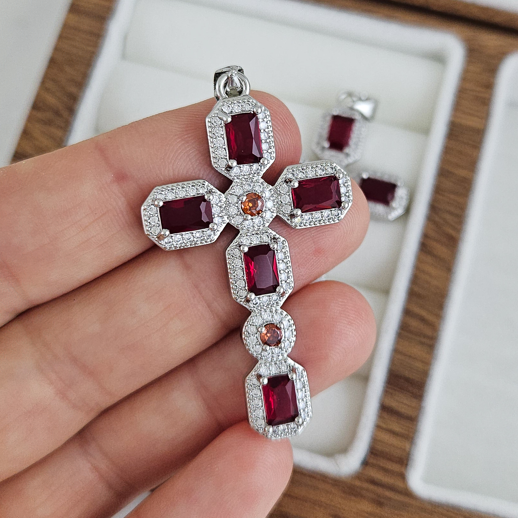 Подвеска Крест с фианитами 45.7х26.2 мм родиевое покрытие, красный (9507-КРАСР) купить с доставкой по России | Интернет-магазин Viva Beads