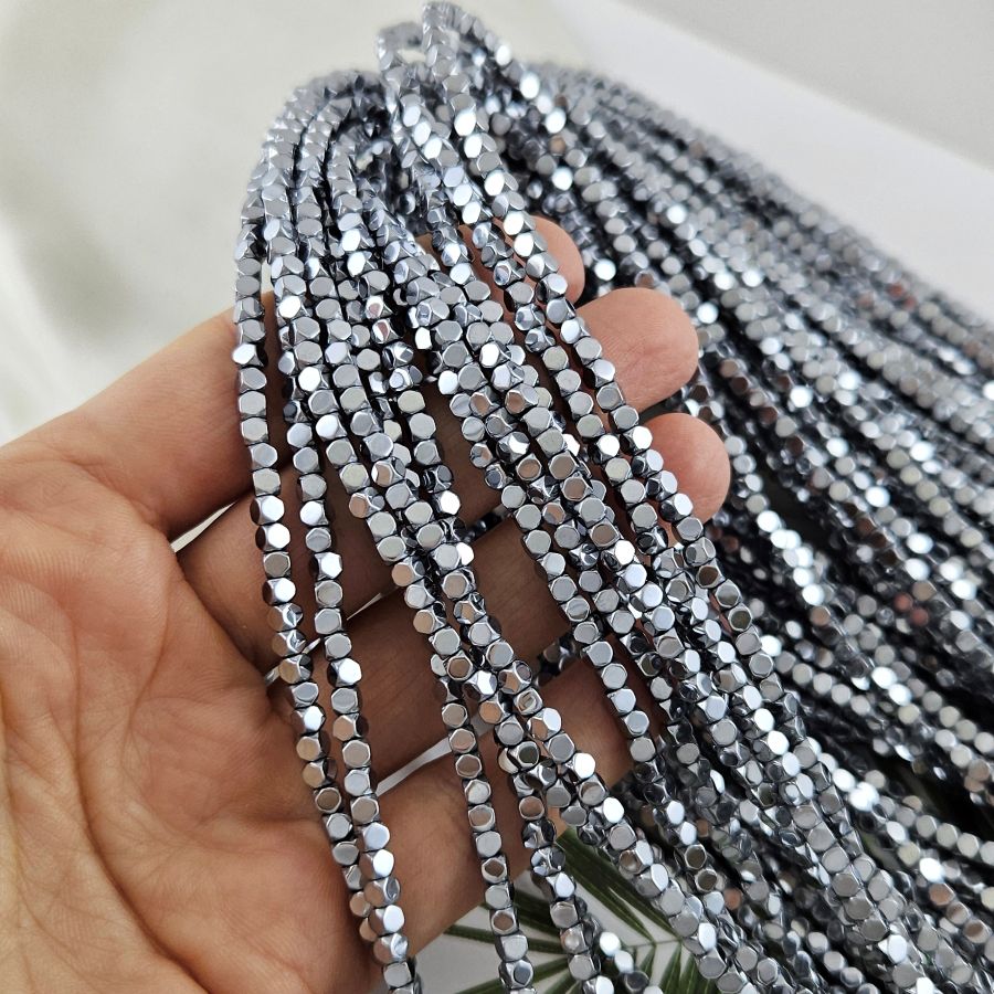 Нить 40 см Гематит, гематин 2.8 мм граненый куб цвет платина (6999-3-П) купить в Воронеже | Заказать в интернет-магазине Viva Beads
