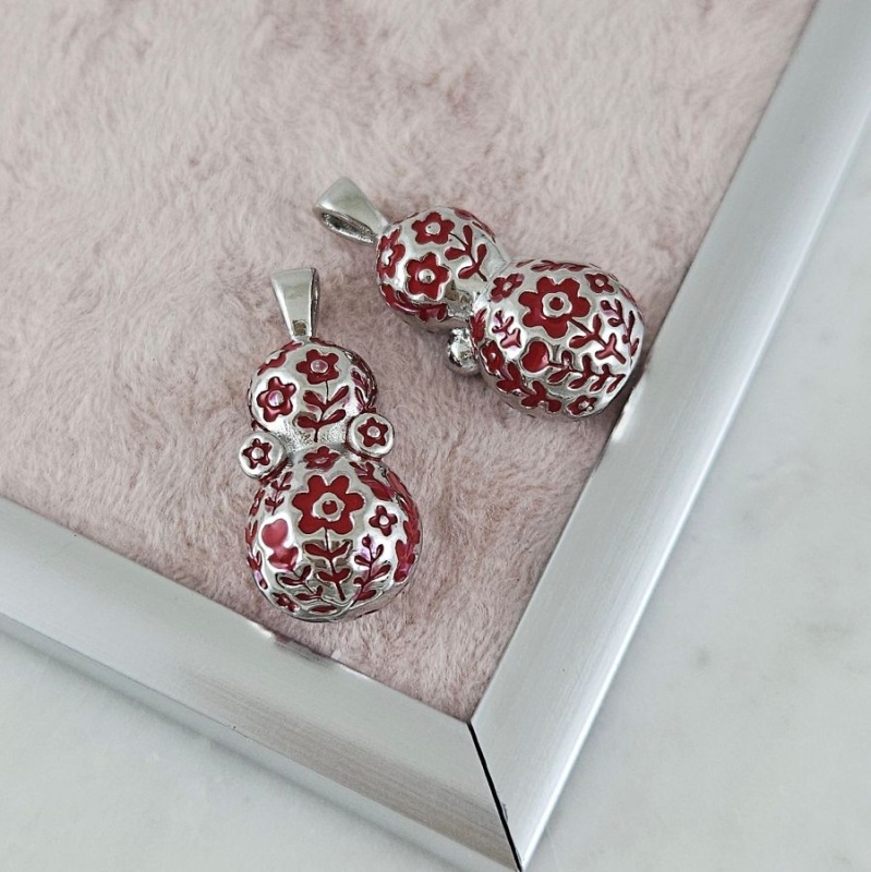 Подвеска Матрешка 30x13.6х10.5 мм с эмалью, родиевое покрытие (10175-Р) купить с доставкой по России | Интернет-магазин Viva Beads