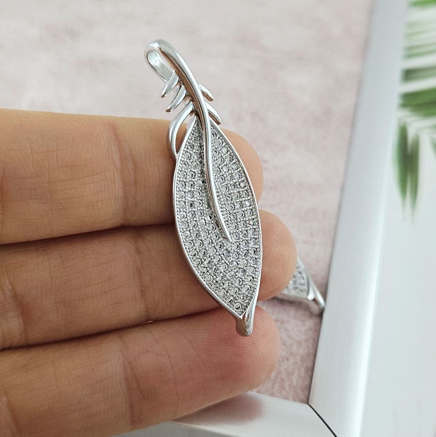 Подвеска Перо 43х13.3 мм с фианитами, родиевое покрытие (10077-Р) купить с доставкой по России | Интернет-магазин Viva Beads