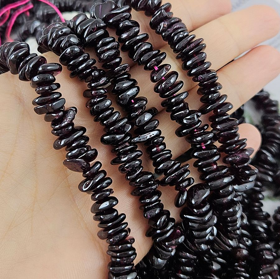 Нить 20 см Гранат натуральный крошка 7-10 мм (9985) купить в Воронеже | Заказать в интернет-магазине Viva Beads
