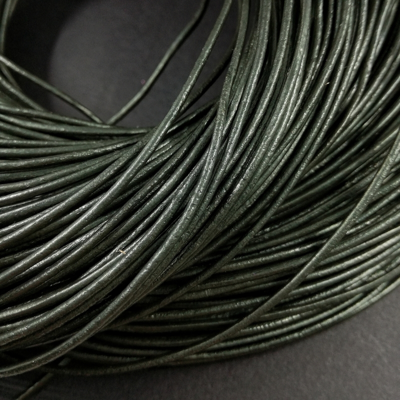 Шнур кожаный 1,5 мм ПЕРЛАМУТРОВЫЙ зеленый (2990-ЗЕЛ)