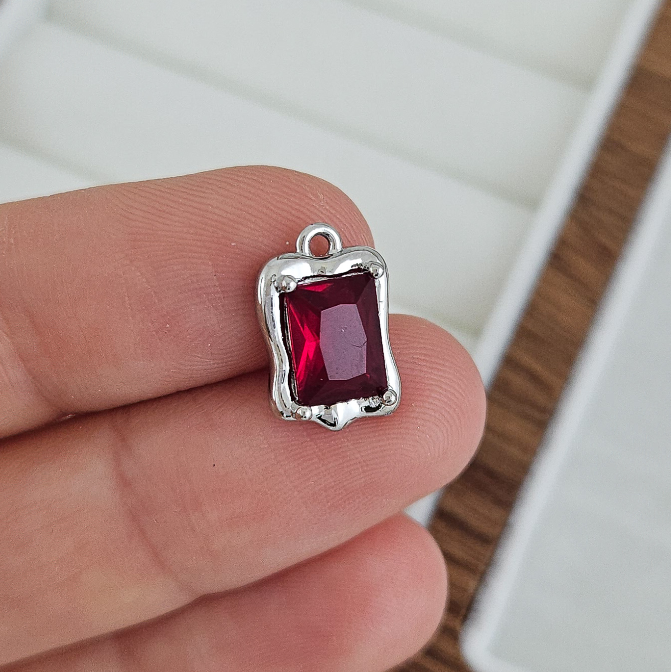 Подвеска с ювелирным стеклом 13.7х9 мм красный, родиевое покрытие (8738-КР) купить с доставкой по России | Интернет-магазин Viva Beads