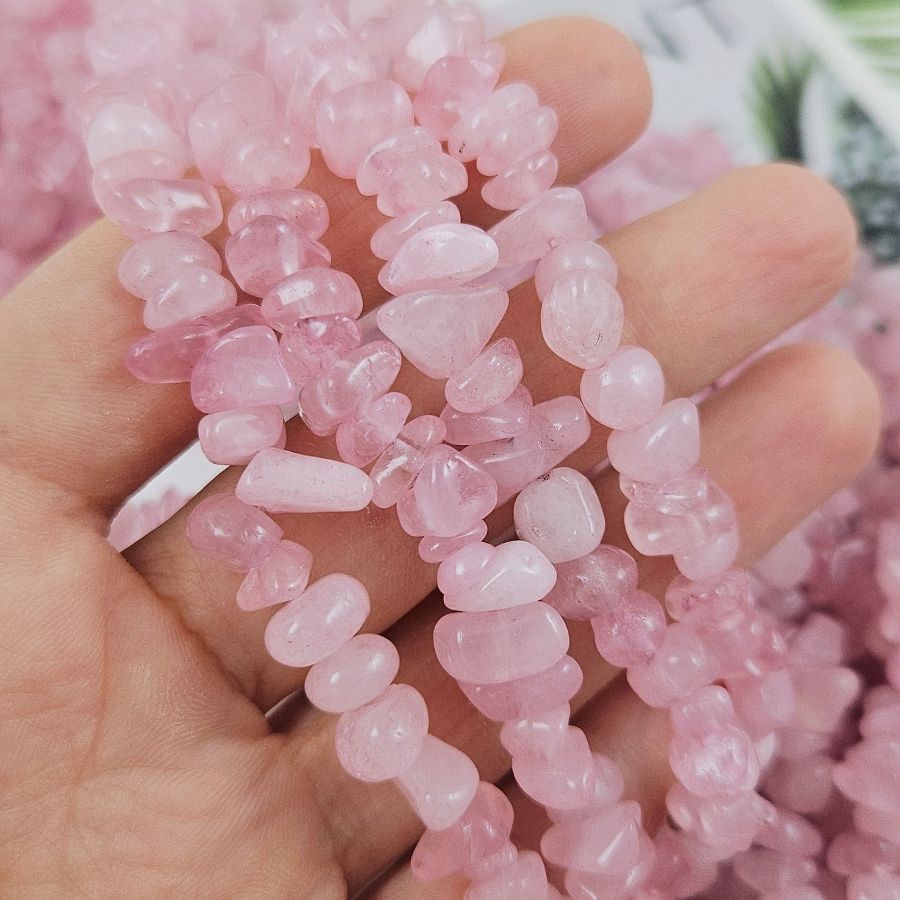 Нить 80 см Розовый кварц натуральный тонированный крошка 5-8 мм (5593) для бижутерии купить с доставкой по России | Интернет‑магазин Viva Beads
