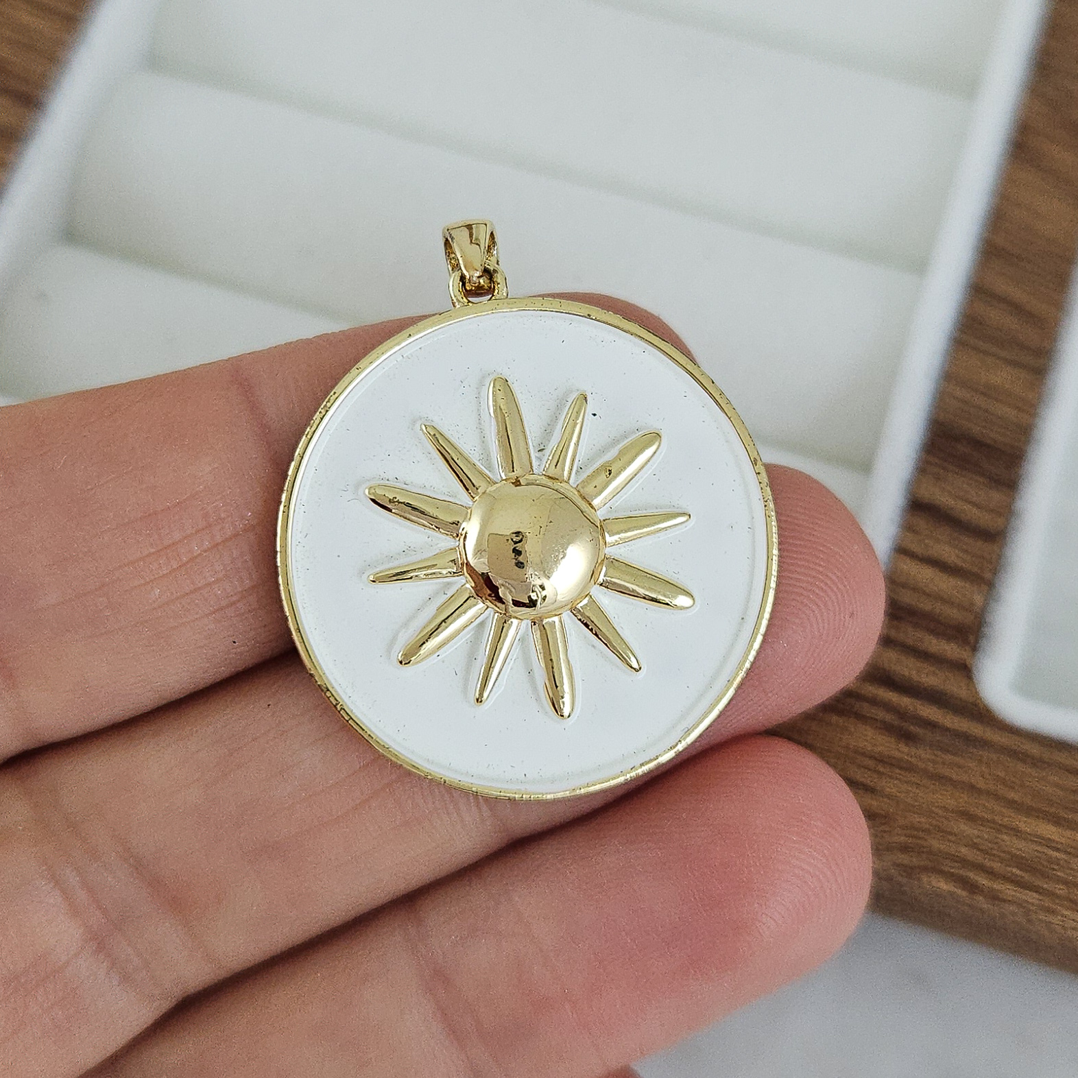 Подвеска круглая 25 мм позолота 14К, белая эмаль (5448-ЗБ) купить с доставкой по России | Интернет-магазин Viva Beads