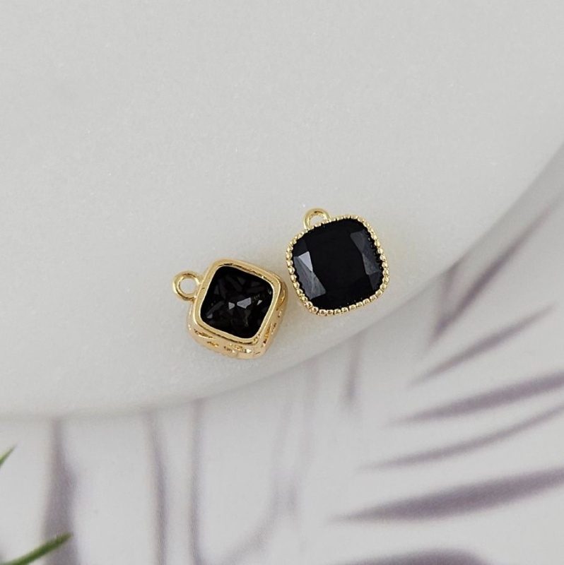 Подвеска с фианитом 8.3х7х4.1 мм черный, позолота 14К (7313-7-ЧЗ)