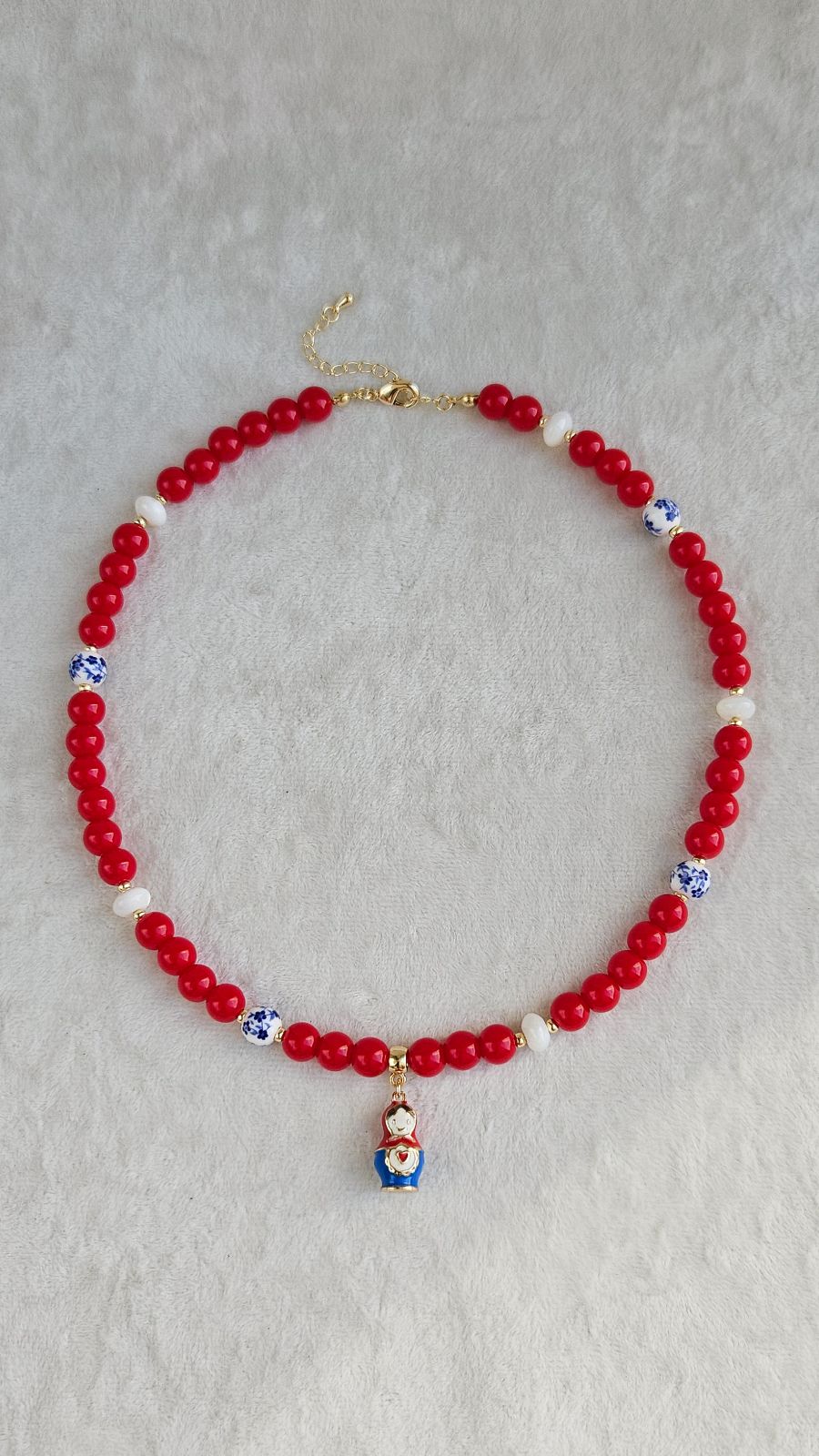 Колье в русском стиле с Матрешкой - красные бусины, перламутр, керамика Гжель, набор материалов (НАБОР-84)