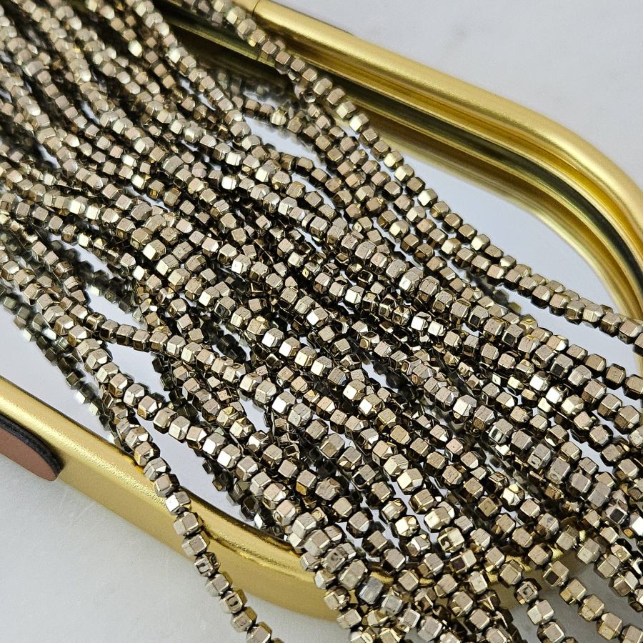 Нить 39 см Гематит, гематин 3 мм многогранник, цвет латуни (7626-ЛАТ) для бижутерии купить с доставкой по России | Интернет‑магазин Viva Beads
